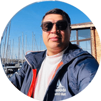 Instructor sailing Alexandru Leu